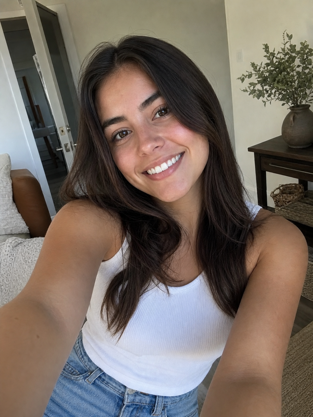 Mavira customer smiling with clear retainers